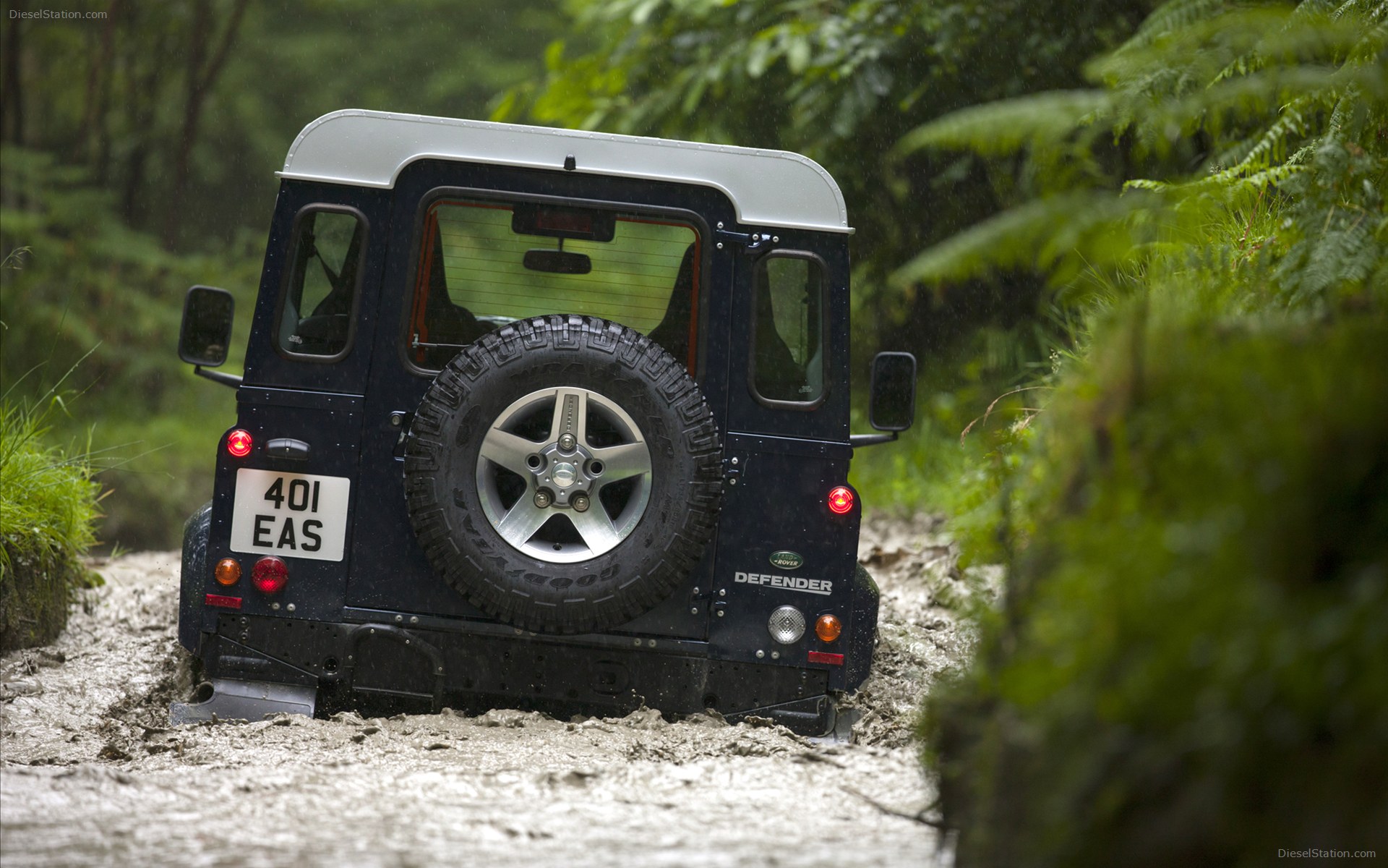 Land Rover Defender 2013